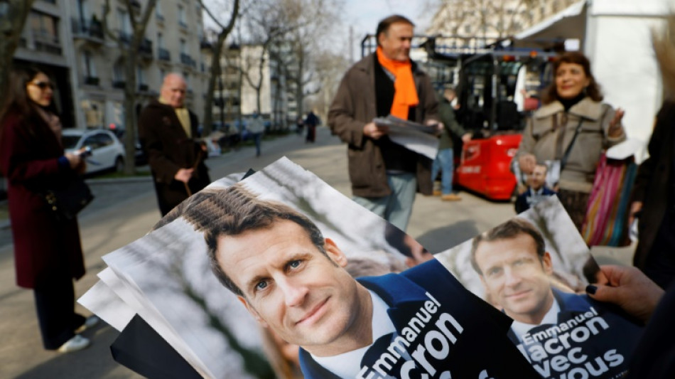 Pr&eacute;sidentielle: entre campagne et Ukraine, le difficile "en m&ecirc;me temps" de Macron