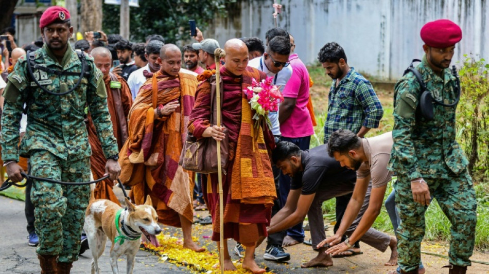 Au Sri Lanka, des moines bouddhistes marchent pieds nus "pour la paix"