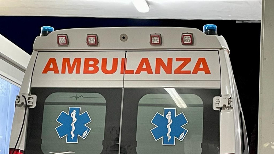 Maneggiano pistola trovata in casa e parte un colpo, muore 17enne