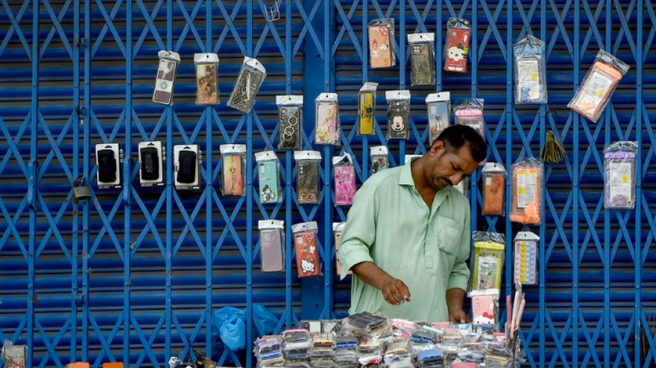 Pakist&aacute;n bloquea 210.000 tarjetas SIM para fomentar el pago de impuestos