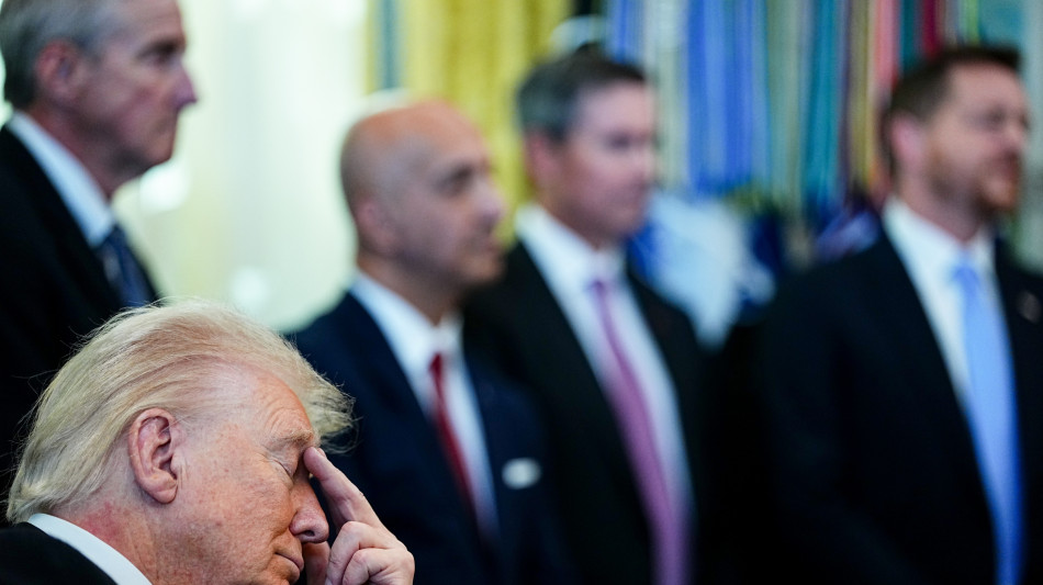 'Trump si appisola durante un evento', ironia dei dem sul web