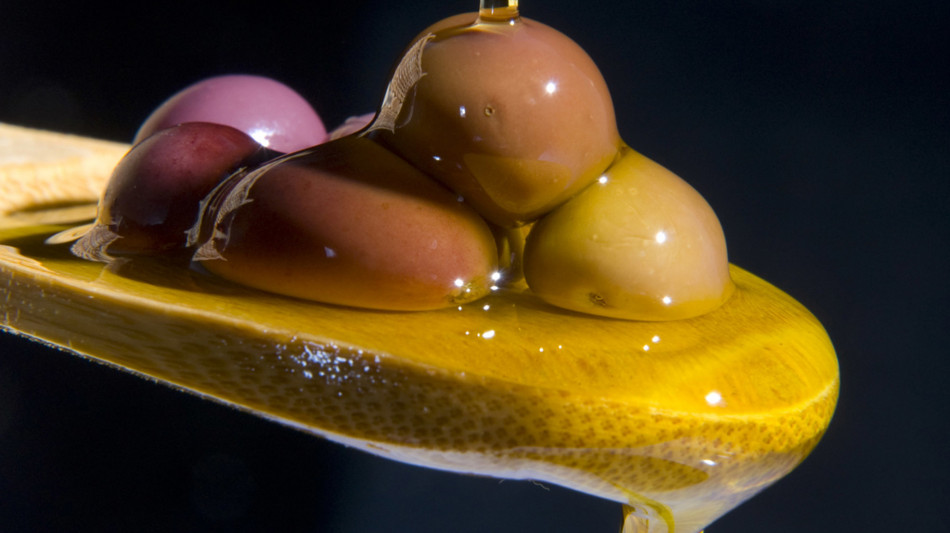 Mediobanca, sull'olio di oliva Italia in carenza produttiva e disavanzo commerciale