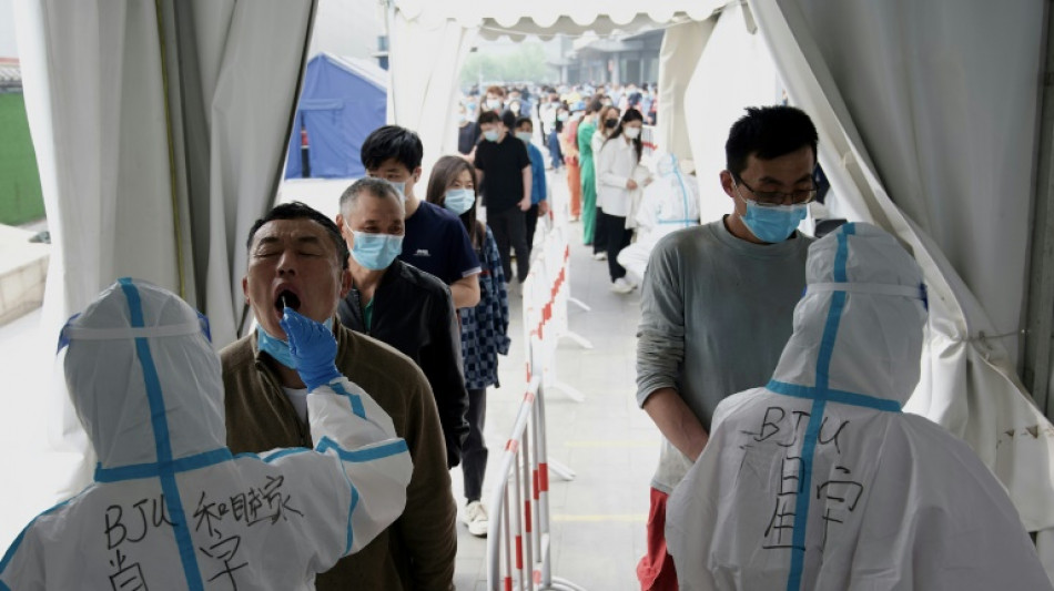 Tests PCR, rayons pris d'assaut: P&eacute;kin sous la menace du confinement