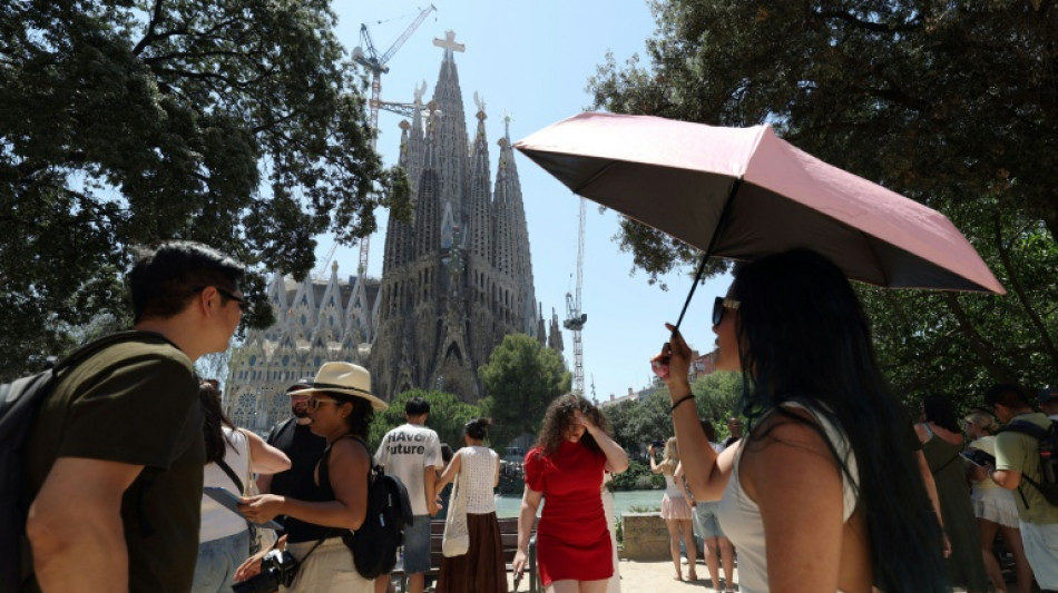 Pulseras t&eacute;rmicas, madrugar e hidratarse: c&oacute;mo Espa&ntilde;a sigue trabajando cuando aprieta el calor