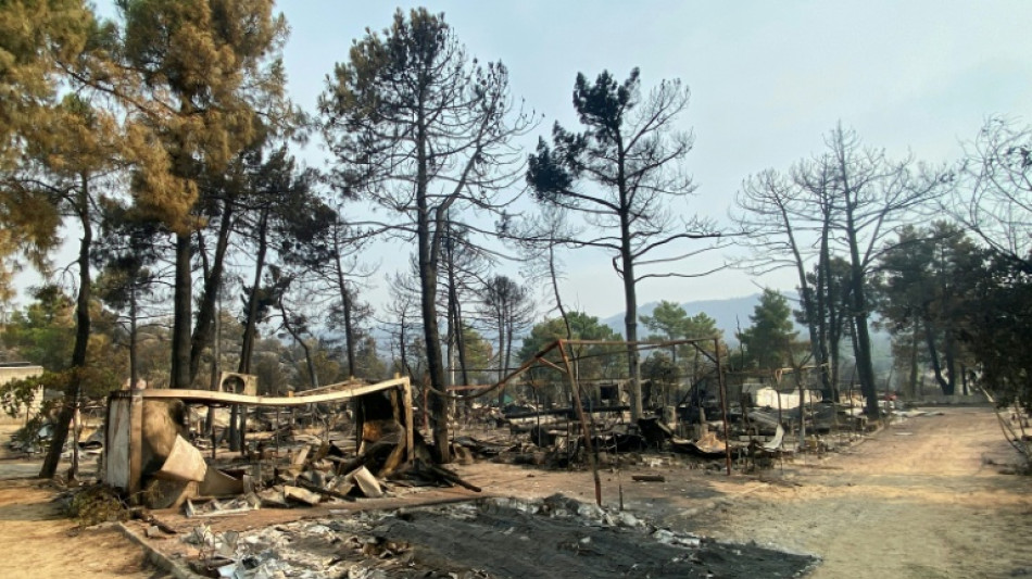 L&aacute;grimas y desesperaci&oacute;n ante un camping reducido a cenizas en Espa&ntilde;a