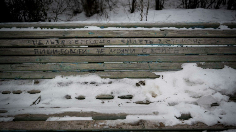 Sur des murs et des bancs: &agrave; Moscou, de silencieux appels &agrave; la paix