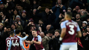 Sensa&ccedil;&atilde;o da Premier, Aston Villa vence Arsenal; Liverpool bate Crystal Palace e &eacute; l&iacute;der