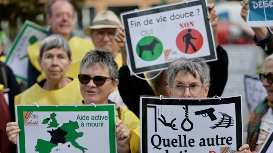 Le suicide assisté au cœur du procès à Paris de militants de l'aide à mourir