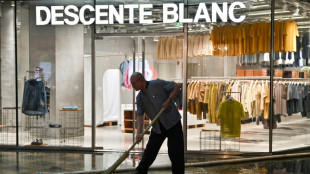 Con la econom&iacute;a al ralent&iacute;, los chinos reducen su tren de vida