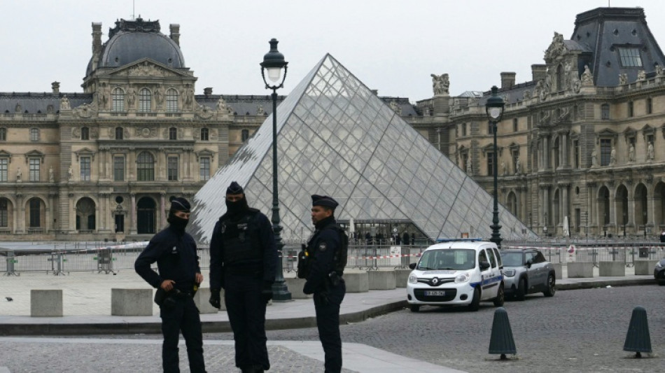 Vol des bijoux du Louvre: la traque est lancée, la sécurité des musées en débat
