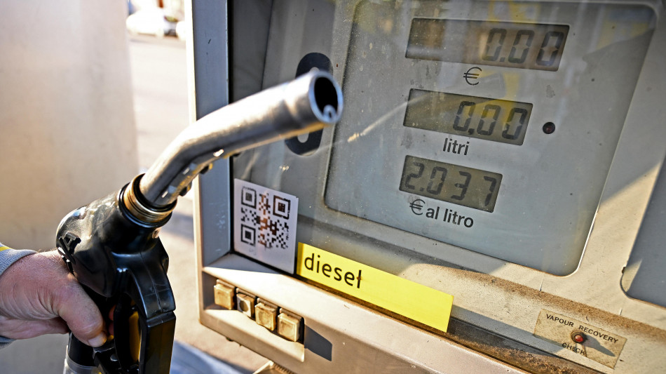 Codacons, in 10 anni in Italia prezzo gasolio salito del +75,5%, benzina del +38%