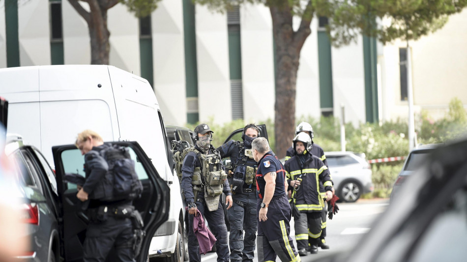 Rivolta in varie carceri in Francia con incendi e spari