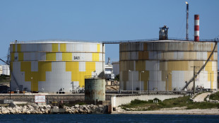 Petrolio apre in lieve rialzo, si muove su soglia 70 dollari