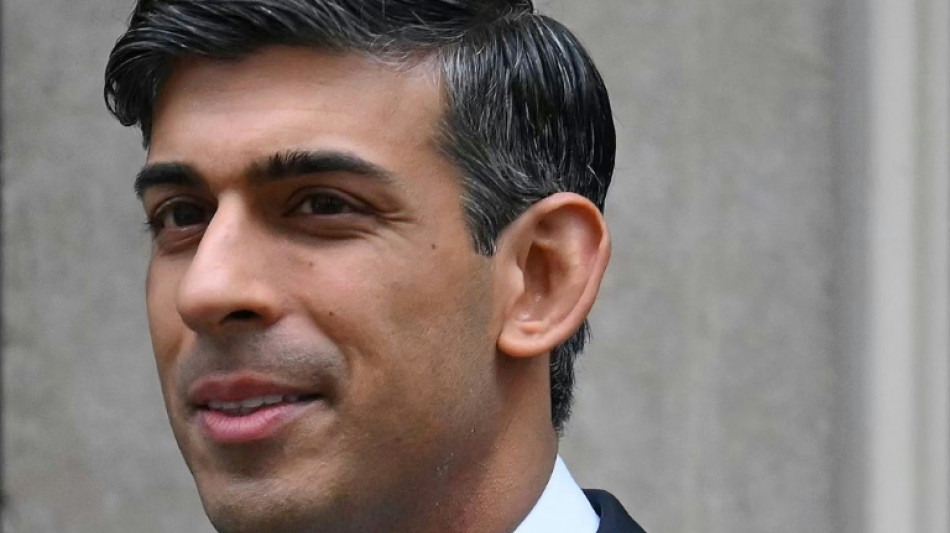 El primer ministro brit&aacute;nico recibe una advertencia por pasear el perro sin correa