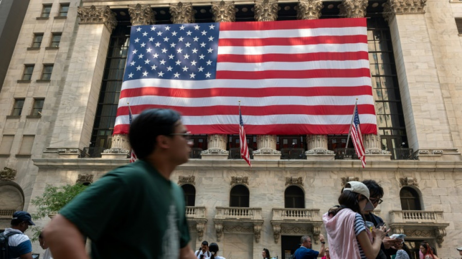 Wall Street ouvre en hausse, rebondit &agrave; la fin d'une semaine charg&eacute;e