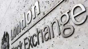 Borsa: Europa stabile, tra lusso che sale e tlc che scendono