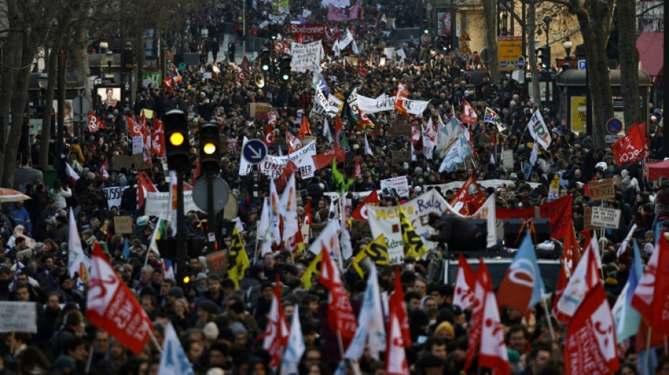 Retraites: &agrave; Paris, des forces de l'ordre discr&egrave;tes et des d&eacute;bordements encore contenus
