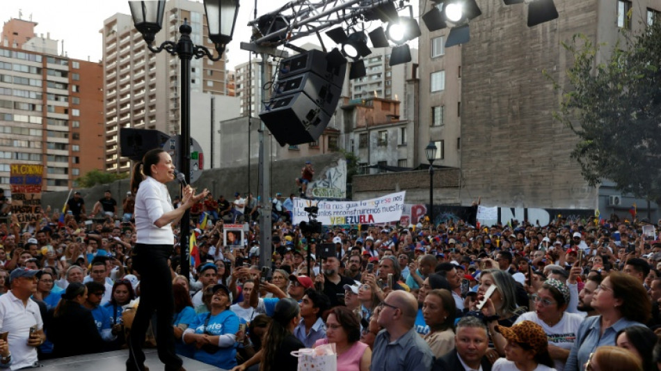 La l&iacute;der opositora Machado pide a sus compatriotas exiliados en Chile volver a Venezuela