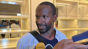 France: l'ex-otage Olivier Dubois accueilli par Macron &agrave; son arriv&eacute;e 