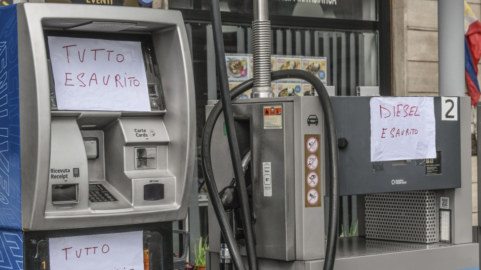 Prezzo del petrolio in calo, Wti scambiato a 101,02 dollari