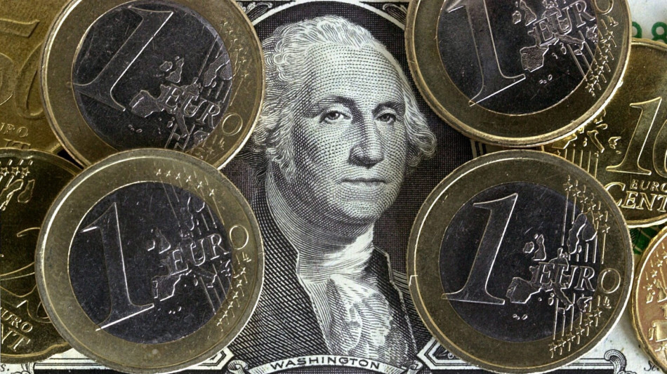 Euro in lieve rialzo a 1,1387 dollari