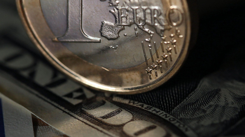 L'euro &egrave; in ribasso, a 1,1384 dollari