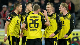 Dortmund vence Col&ocirc;nia e mant&eacute;m esperan&ccedil;a m&iacute;nima de t&iacute;tulo; Leverkusen trope&ccedil;a
