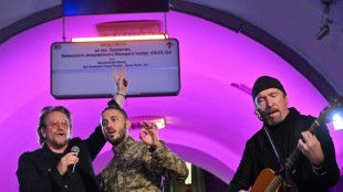 Bono betet bei &Uuml;berraschungskonzert in Kiew f&uuml;r Frieden in der Ukraine 