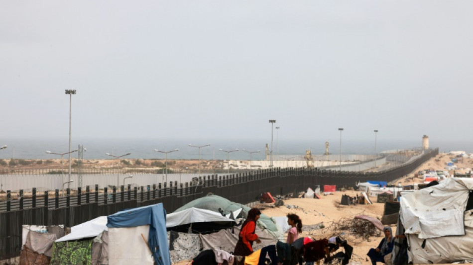 Los palestinos lloran a las v&iacute;ctimas de los bombardeos en Rafah, donde se teme una ofensiva terrestre israel&iacute;