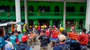 Rescatan un sobreviviente en escuela colapsada en Indonesia con 90 personas bajo escombros