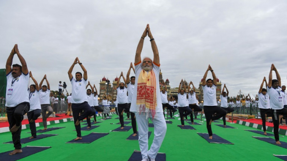 Modi dirige una multitudinaria sesi&oacute;n de yoga en una regi&oacute;n india de mayor&iacute;a musulmana