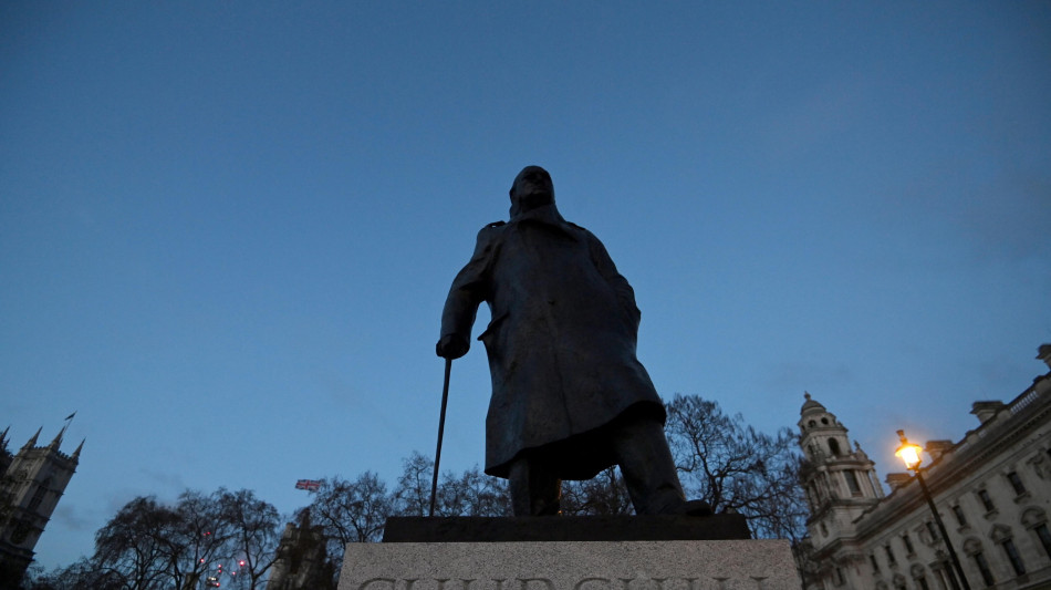 La statua di Churchill a Londra imbrattata con la scritta 'criminale sionista'