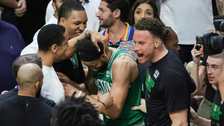 NBA: Boston, sauv&eacute; par Derrick White &agrave; Miami, tout pr&egrave;s d'un renversement historique