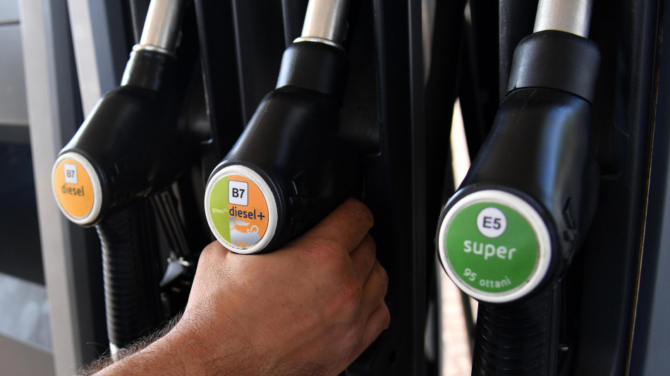 Mimit, benzina a 1,934 euro al litro, gasolio a 1,994