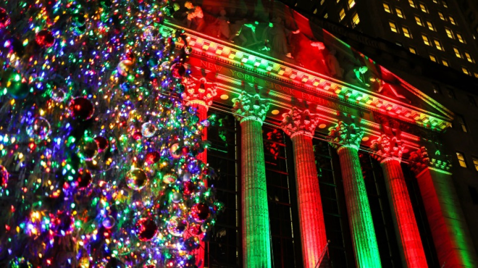 Wall Street dans le rouge, sans conviction &agrave; l'approche des f&ecirc;tes