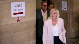 Le Pen mant&eacute;m suspense sobre candidatura &agrave; presid&ecirc;ncia da Fran&ccedil;a ap&oacute;s condena&ccedil;&atilde;o