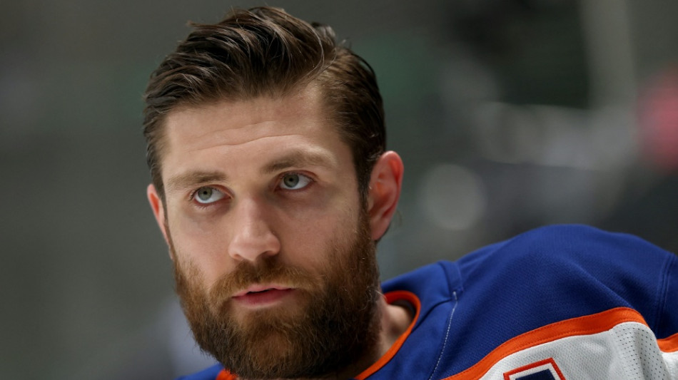 Mit Fahne und Oilers-Koffern: Draisaitl in Mailand gelandet