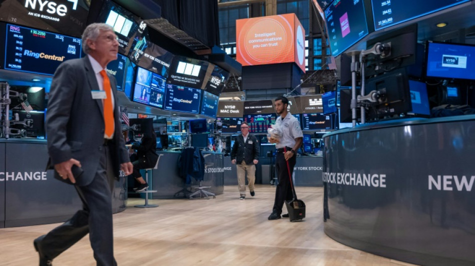 Wall Street termine en hausse, stimul&eacute;e par des indicateurs et une entr&eacute;e en Bourse