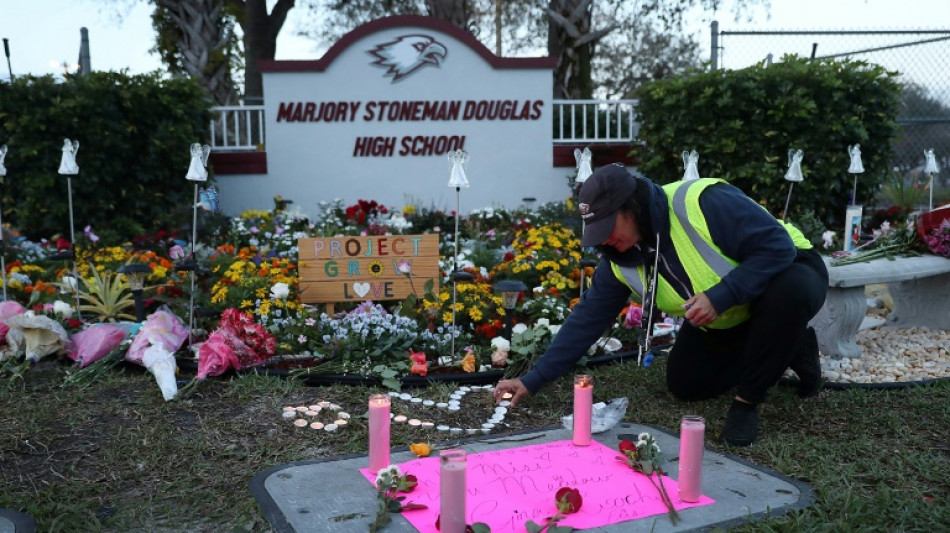 Demuelen en EEUU edificio de escuela donde ocurri&oacute; masacre