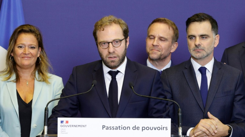 Le gouvernement se dit pr&ecirc;t &agrave; "assumer" des "choix forts" pour redresser l'&eacute;conomie