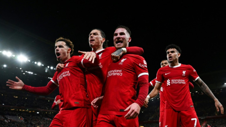 Liverpool sofre mas vence Sheffield (3-1) e recupera lideran&ccedil;a da Premier League