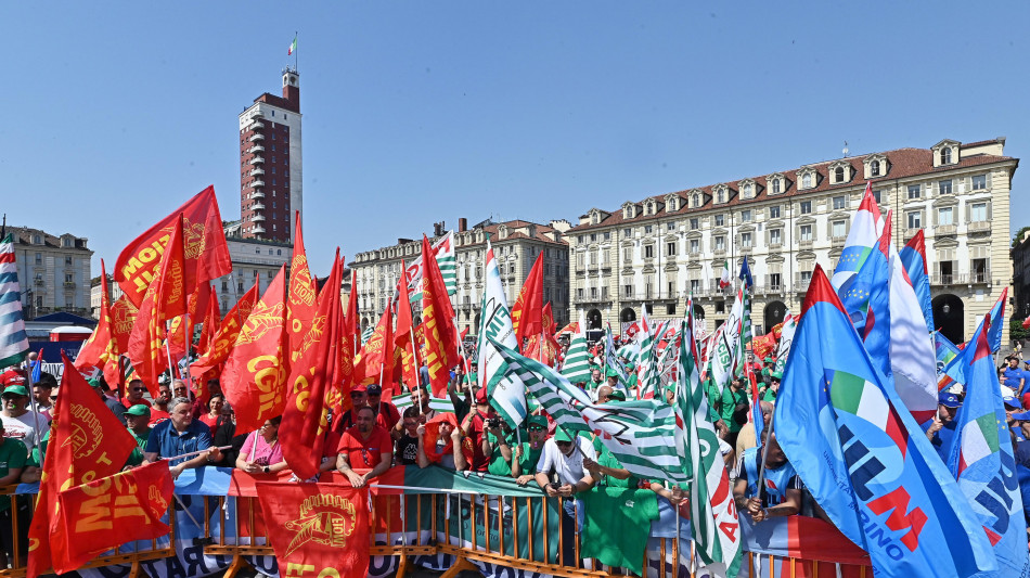 Fim, Fiom e Uilm, delegati approvano il rinnovo del contratto nazionale metalmeccanici