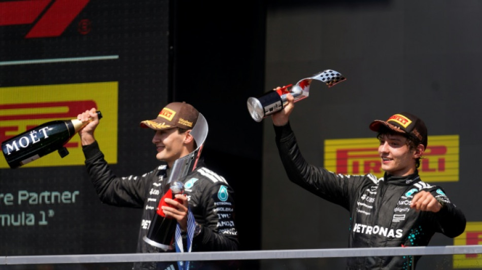 Russell e Antonelli renovam com a Mercedes para 2026