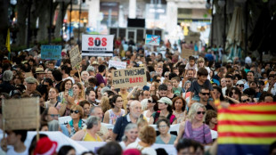 Unas 20.000 personas manifiestan en la isla espa&ntilde;ola de Mallorca contra el turismo excesivo