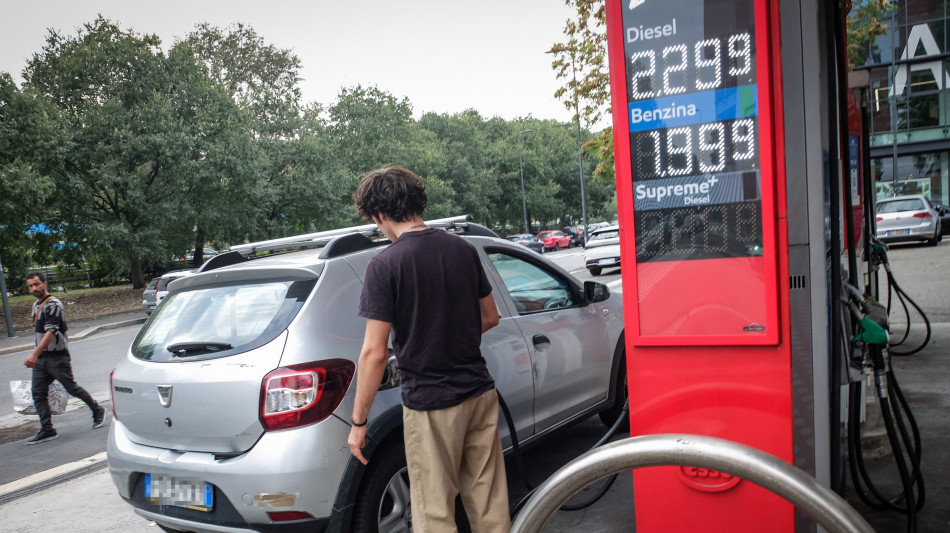 Mimit, prezzi carburanti poco mossi, benzina a 2,018 euro