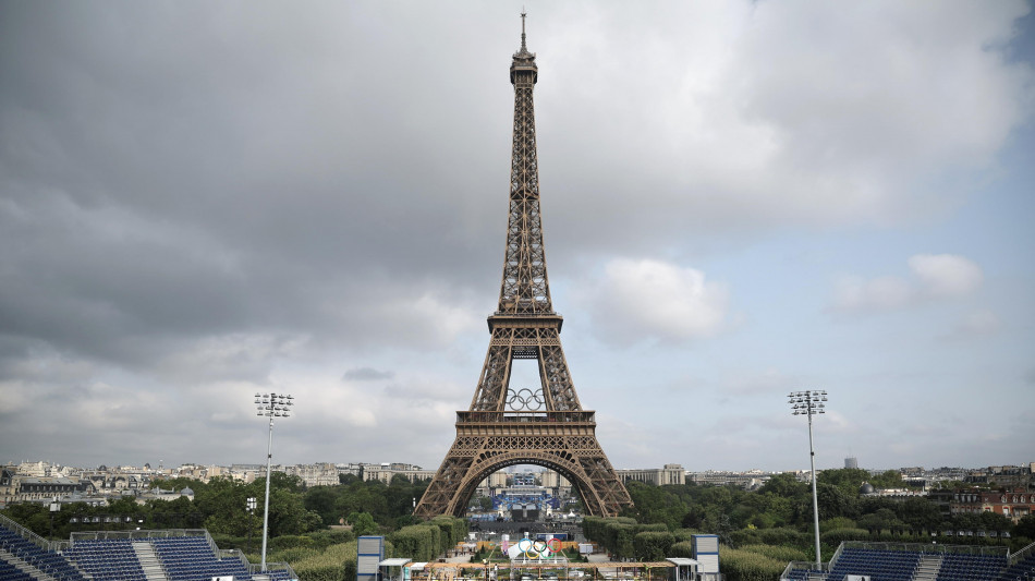 Proteste e cortei in Francia, chiusa la Tour Eiffel