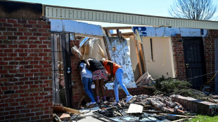 Dans le Mississippi, le choc d'une tornade meurtri&egrave;re mais la reconnaissance d'&ecirc;tre en vie