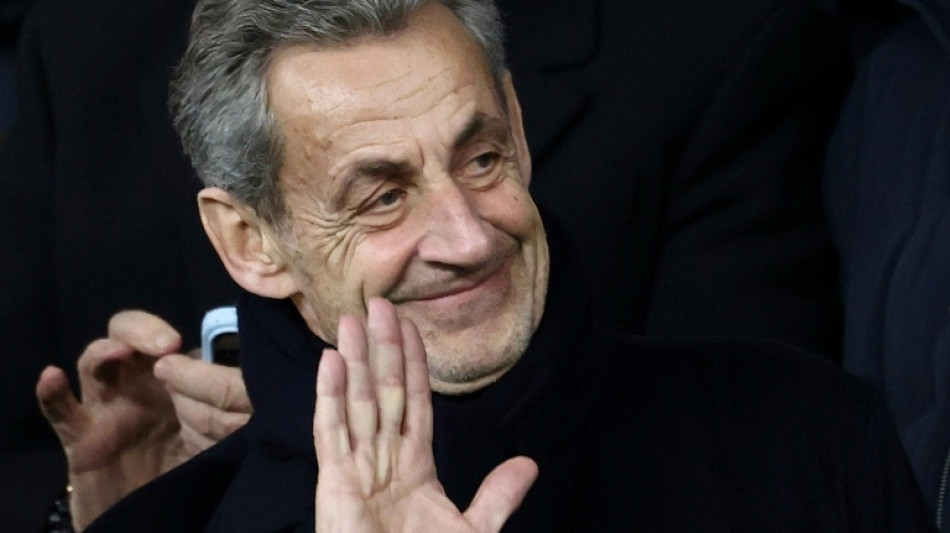 Expresidente franc&eacute;s Sarkozy firma ejemplares de libro sobre sus tres semanas en prisi&oacute;n