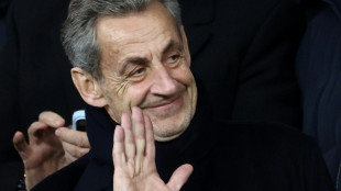 Expresidente franc&eacute;s Sarkozy firma ejemplares de libro sobre sus tres semanas en prisi&oacute;n