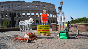 'Lavoratori di ghiaccio sciolti al sole', al Colosseo il flash mob di Greenpeace